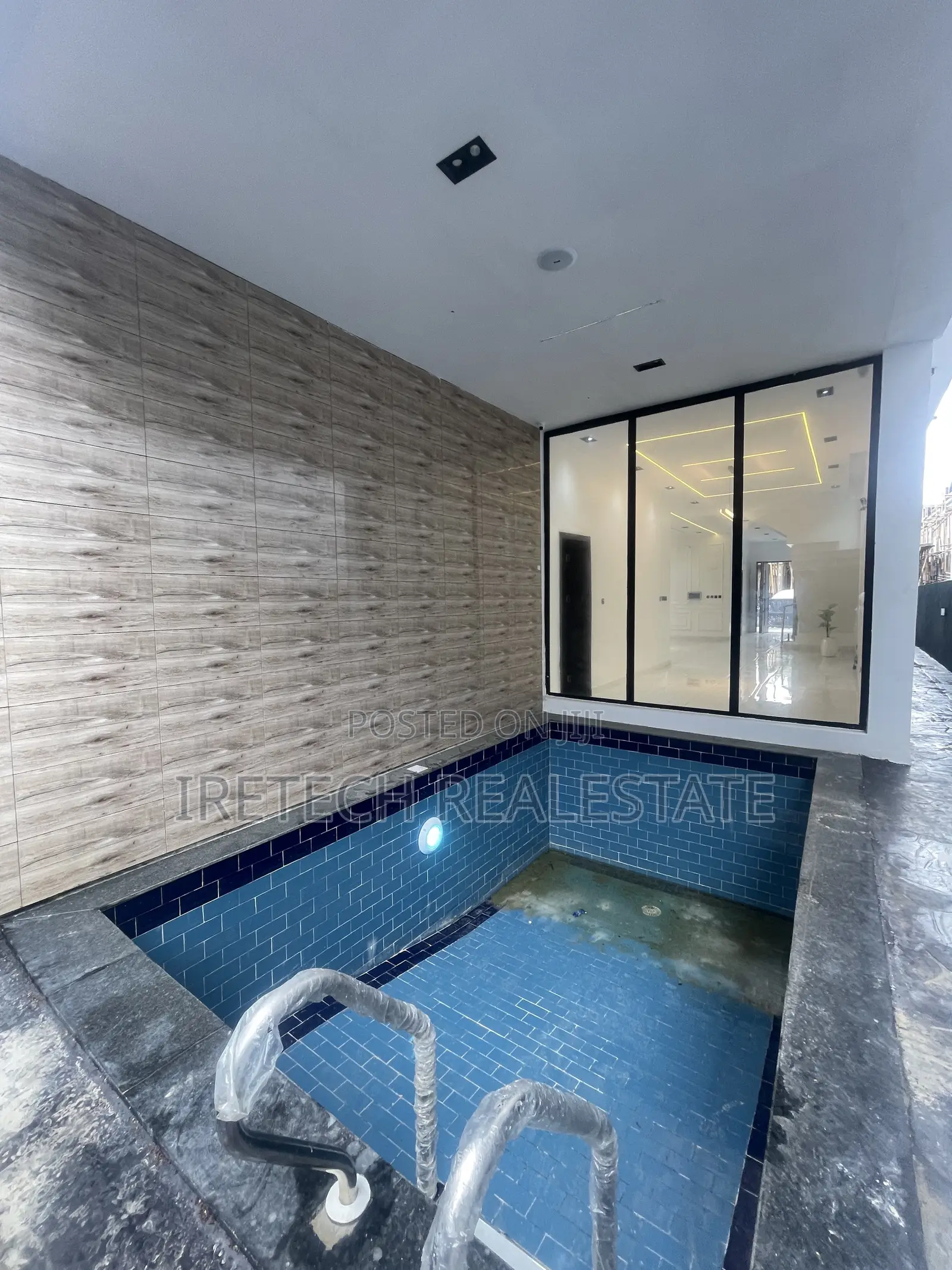 4bdrm Duplex in Chevron In A Secured for sale