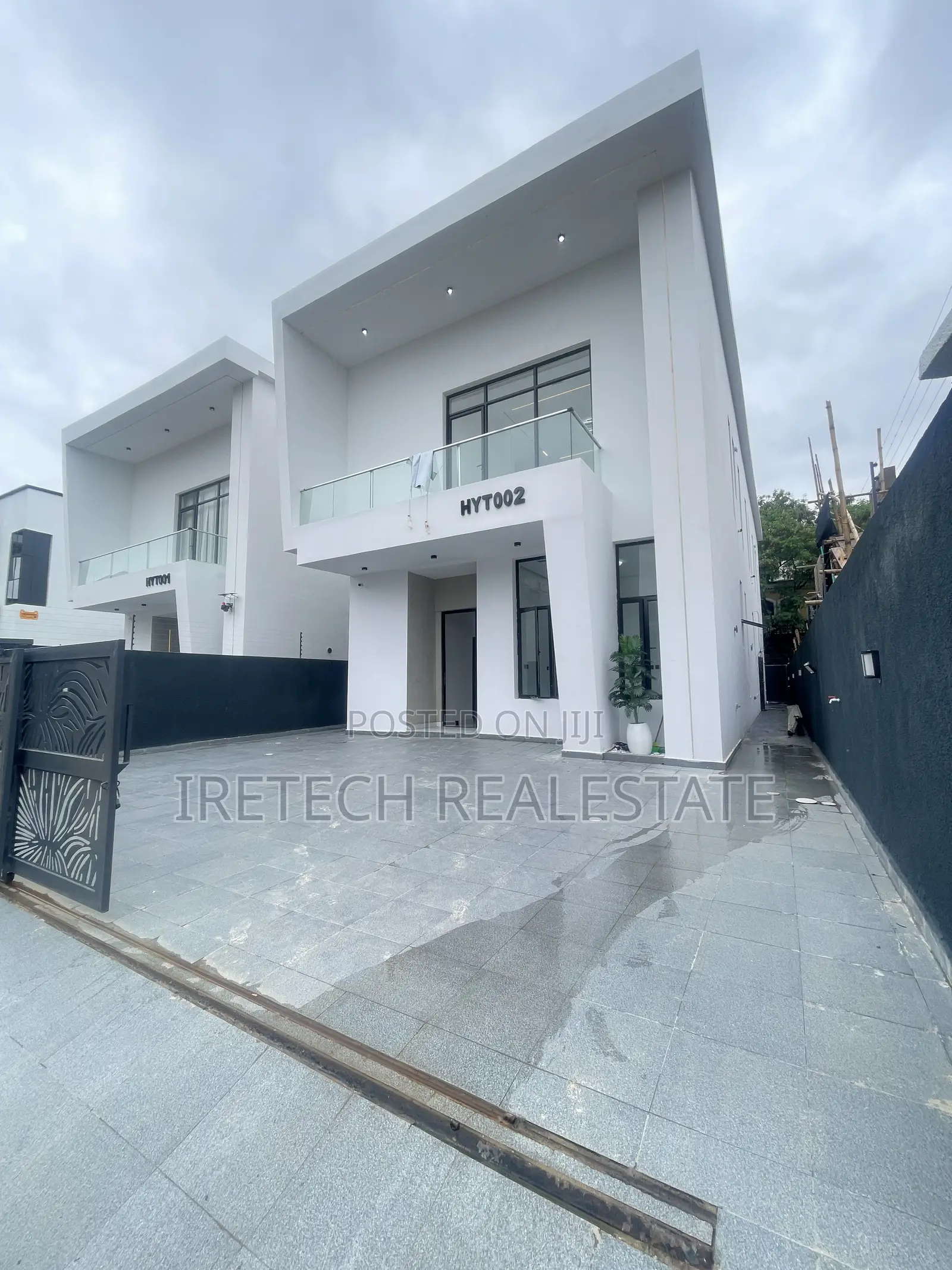 4bdrm Duplex in Chevron In A Secured for sale