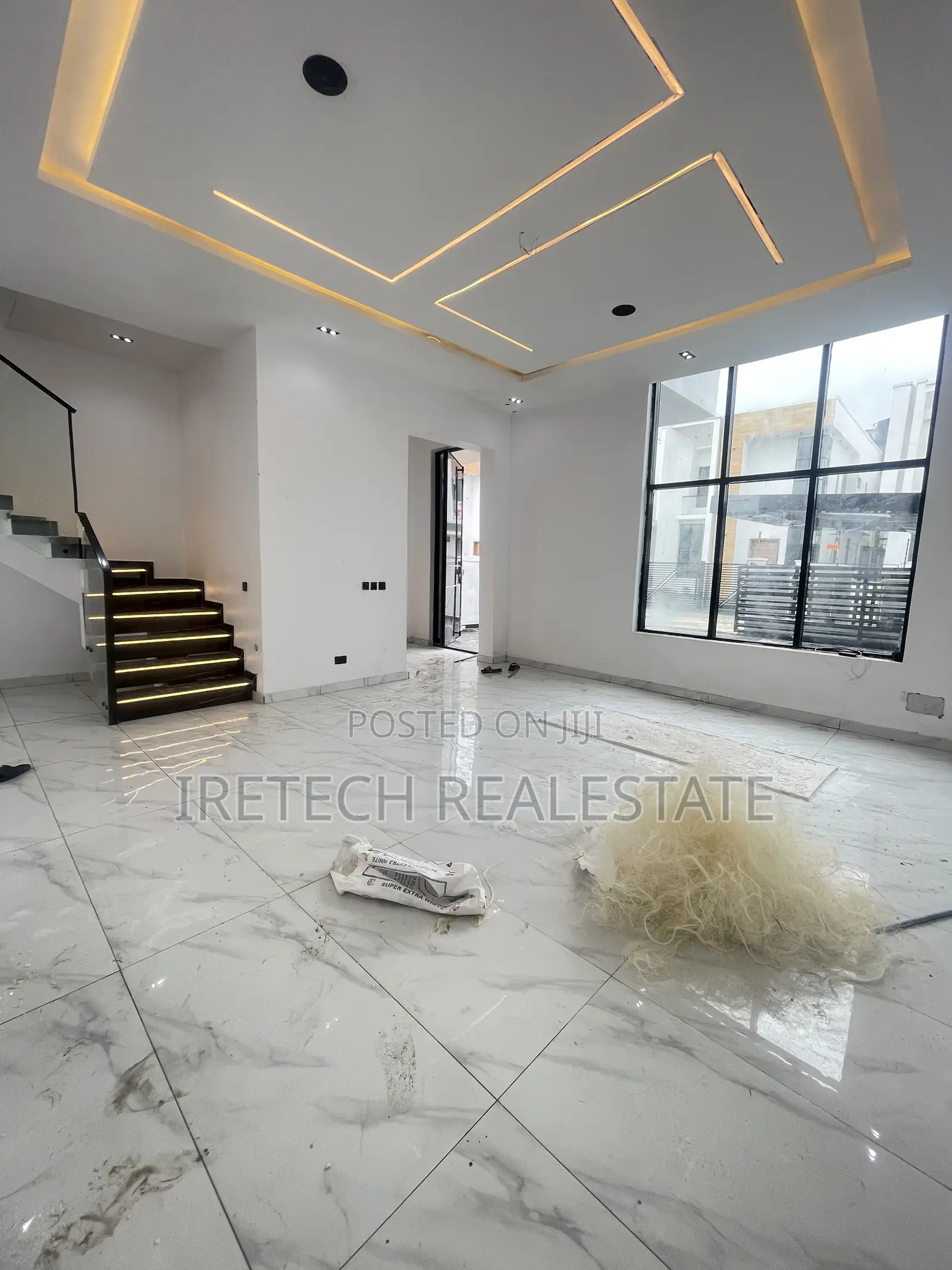 5bdrm Duplex in Chevron In A Gated for sale