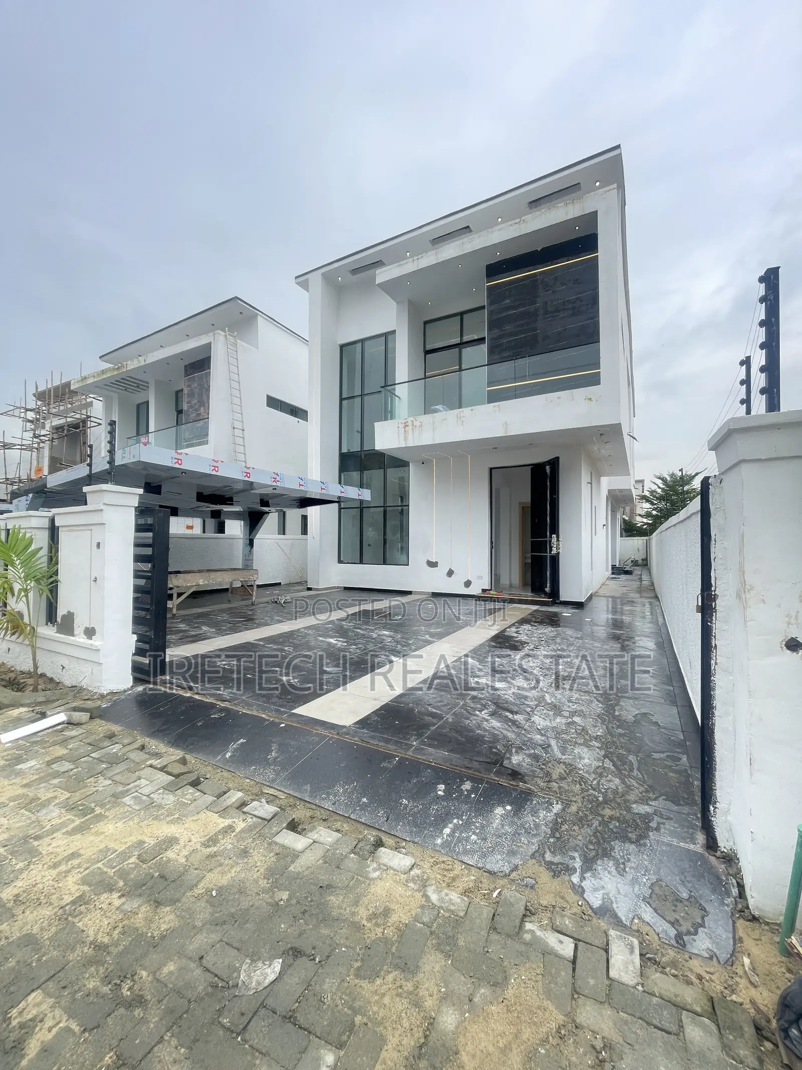 5bdrm Duplex in Chevron In A Gated for sale