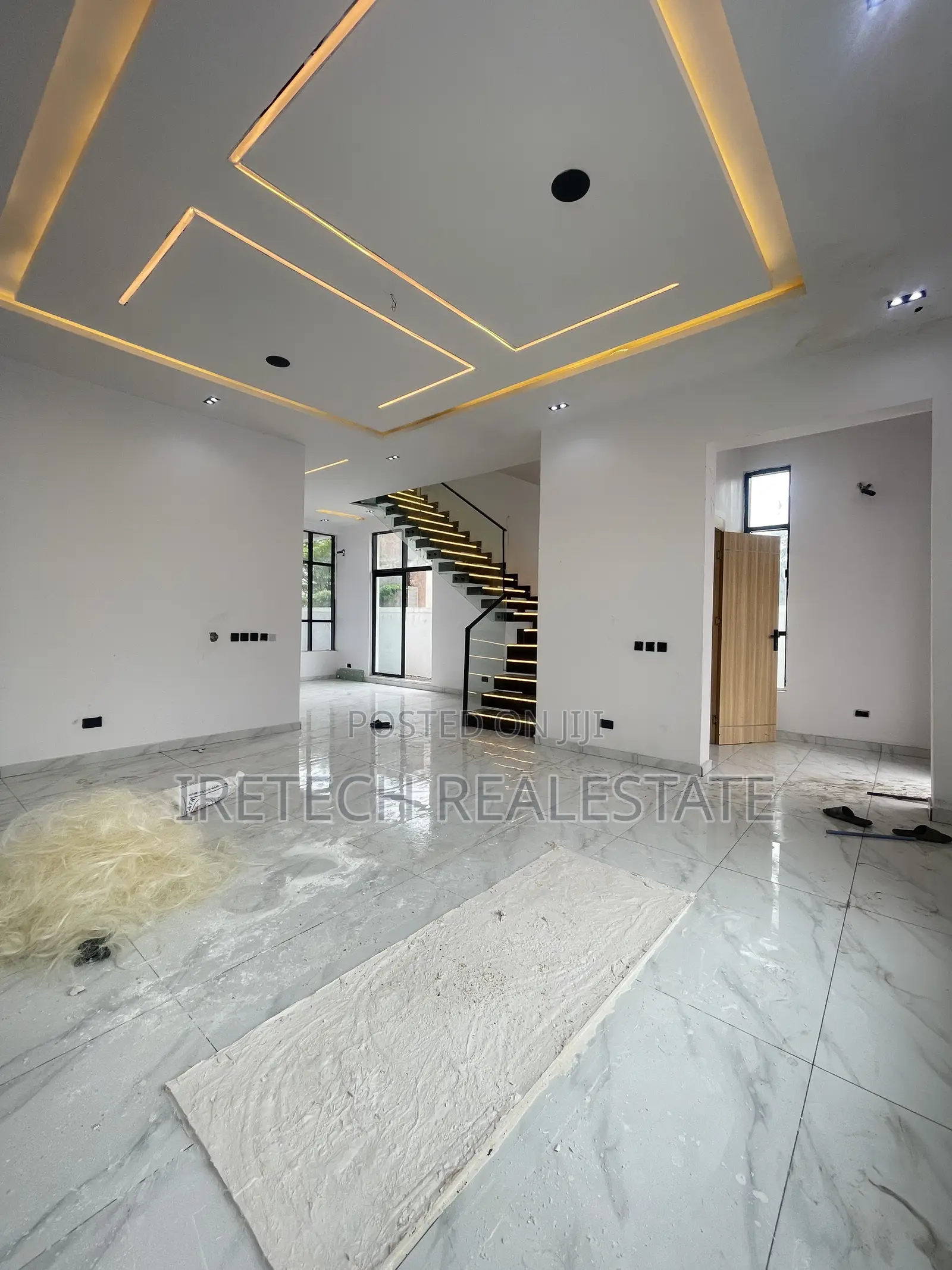 5bdrm Duplex in Chevron In A Gated for sale