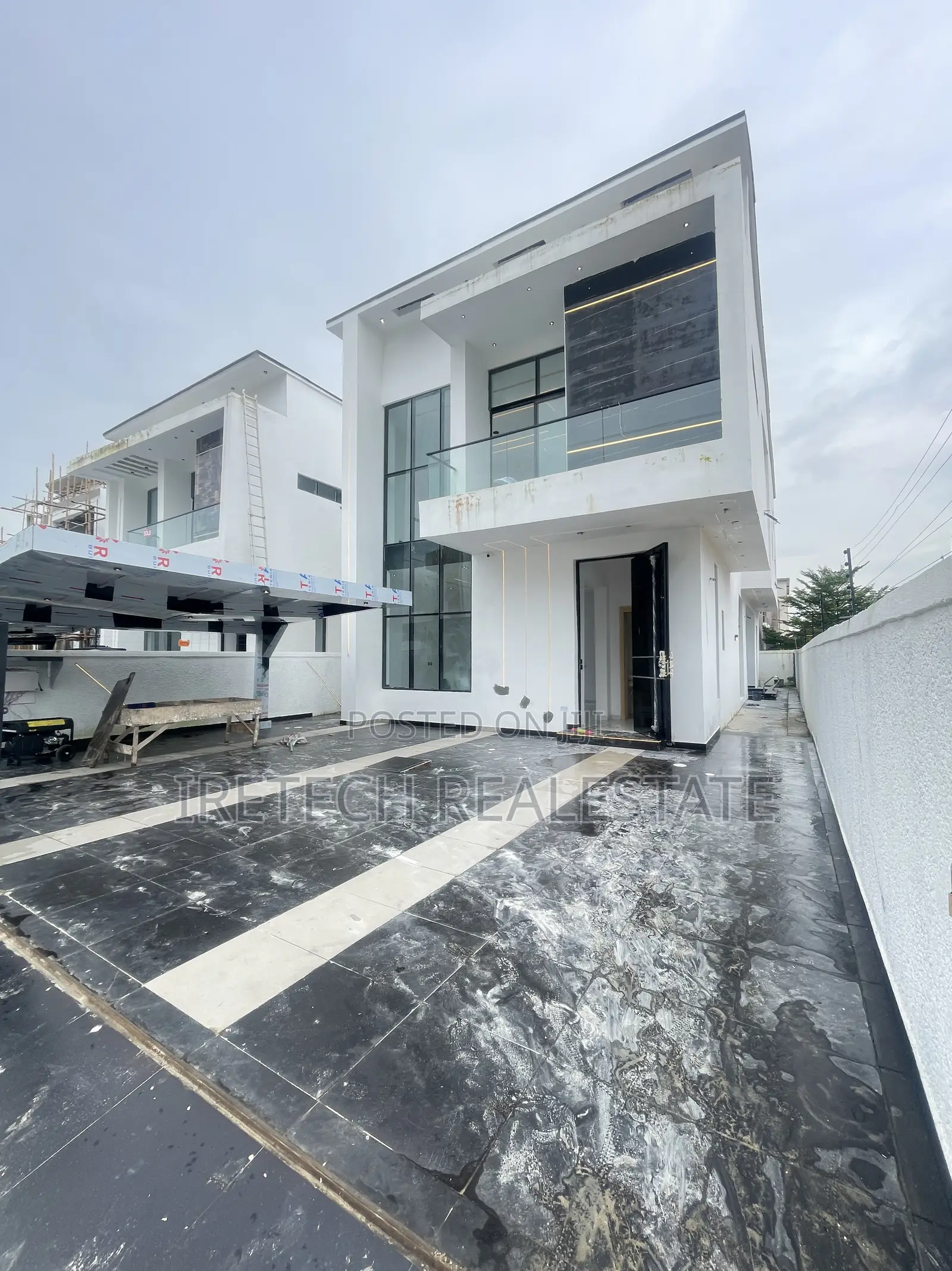 5bdrm Duplex in Chevron In A Gated for sale
