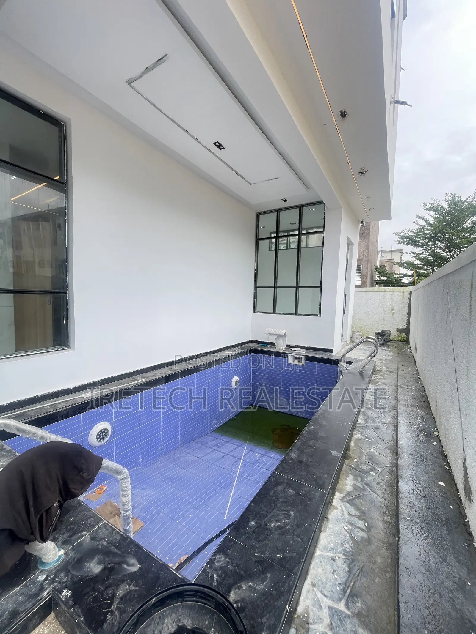 5bdrm Duplex in Chevron In A Gated for sale