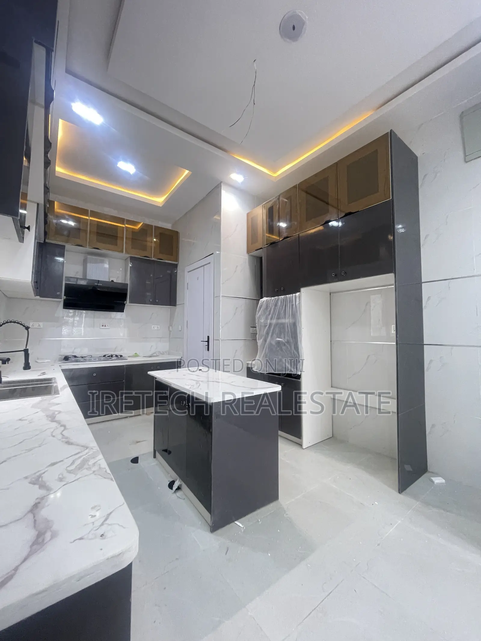 4bdrm Duplex in Chevron Well Secured for sale