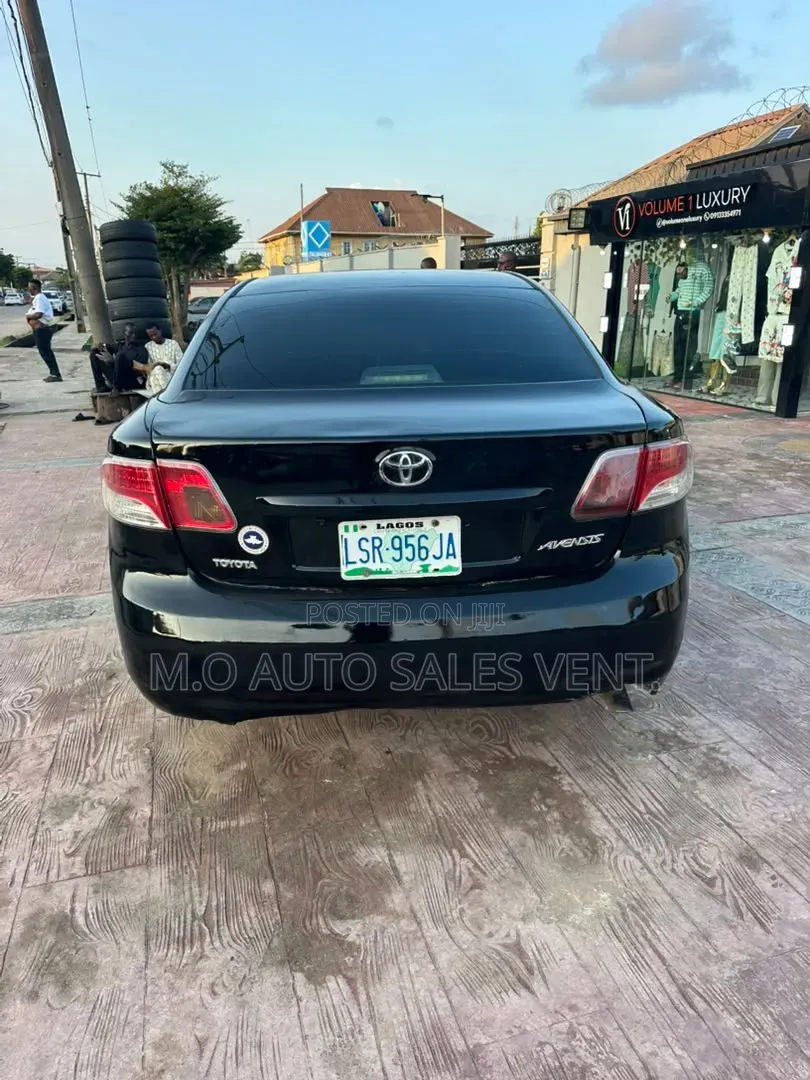 Toyota Avensis 2011 Black
