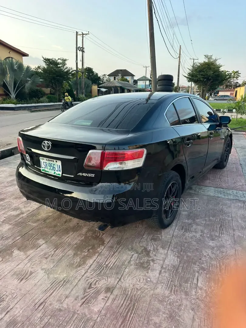 Toyota Avensis 2011 Black