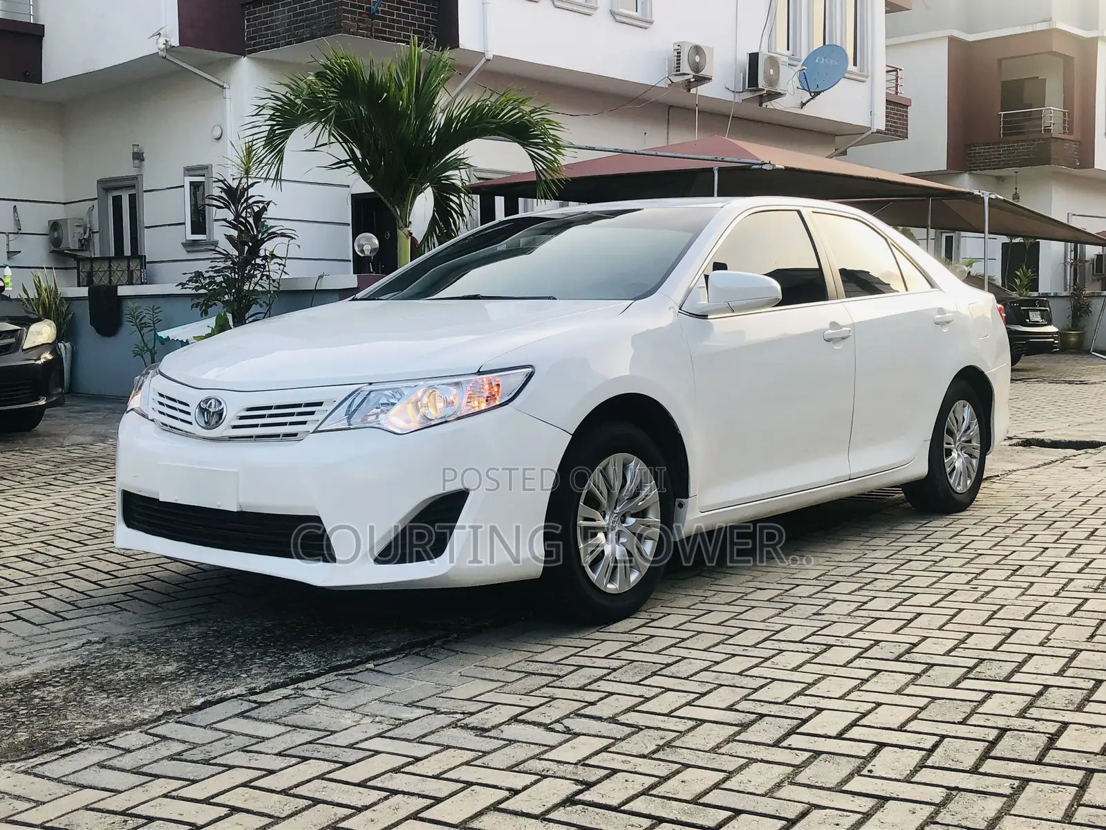 Toyota Camry LE 4dr Sedan (2.5L 4cyl 6A) 2015 White