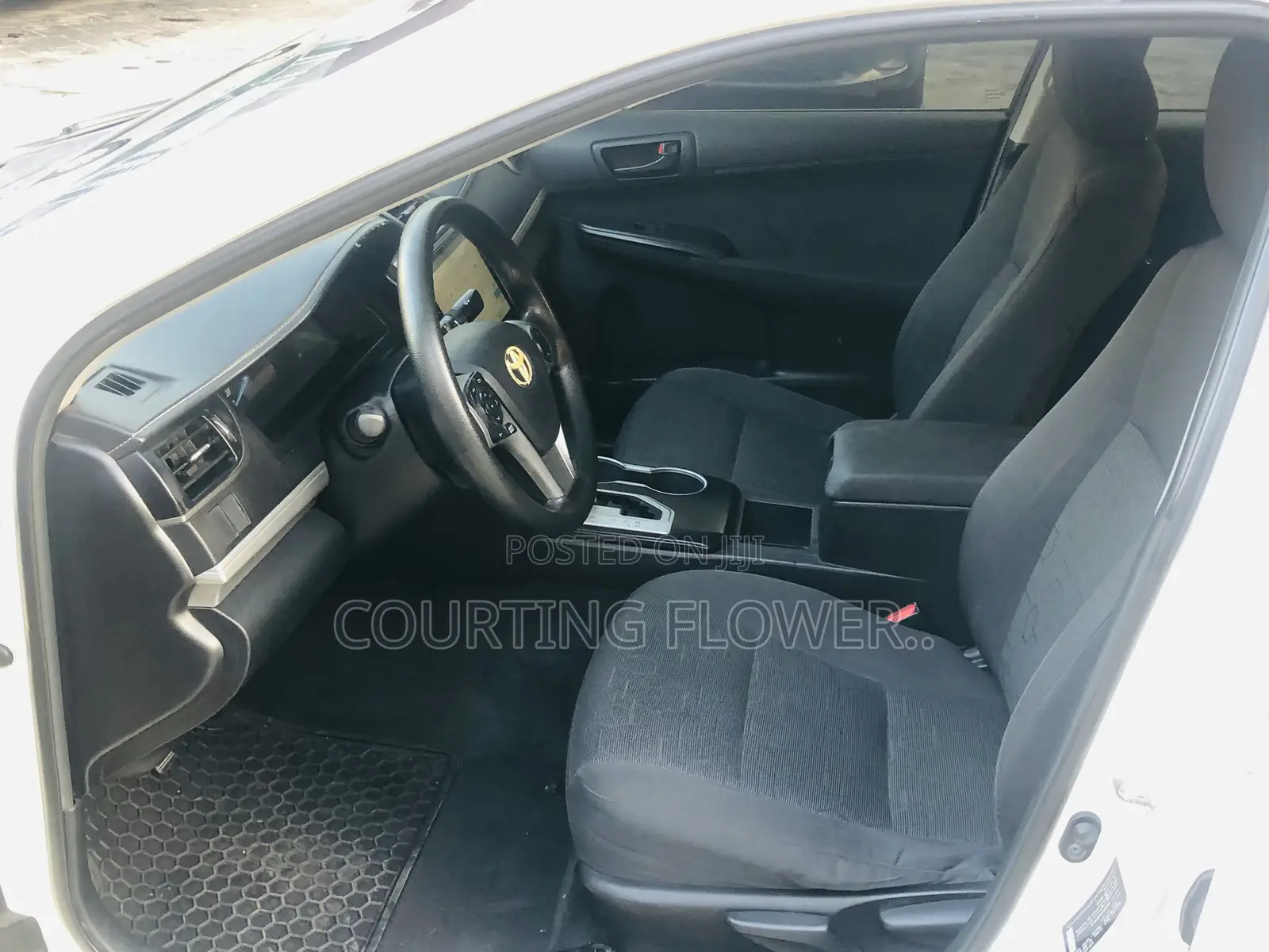 Toyota Camry LE 4dr Sedan (2.5L 4cyl 6A) 2015 White