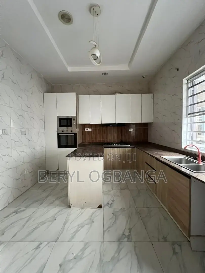 4bdrm Duplex in Lekki Phase 2 for rent