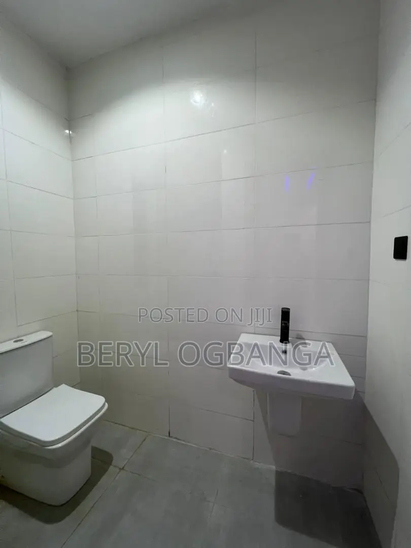 2bdrm Apartment in Lekki Phase 2 for sale