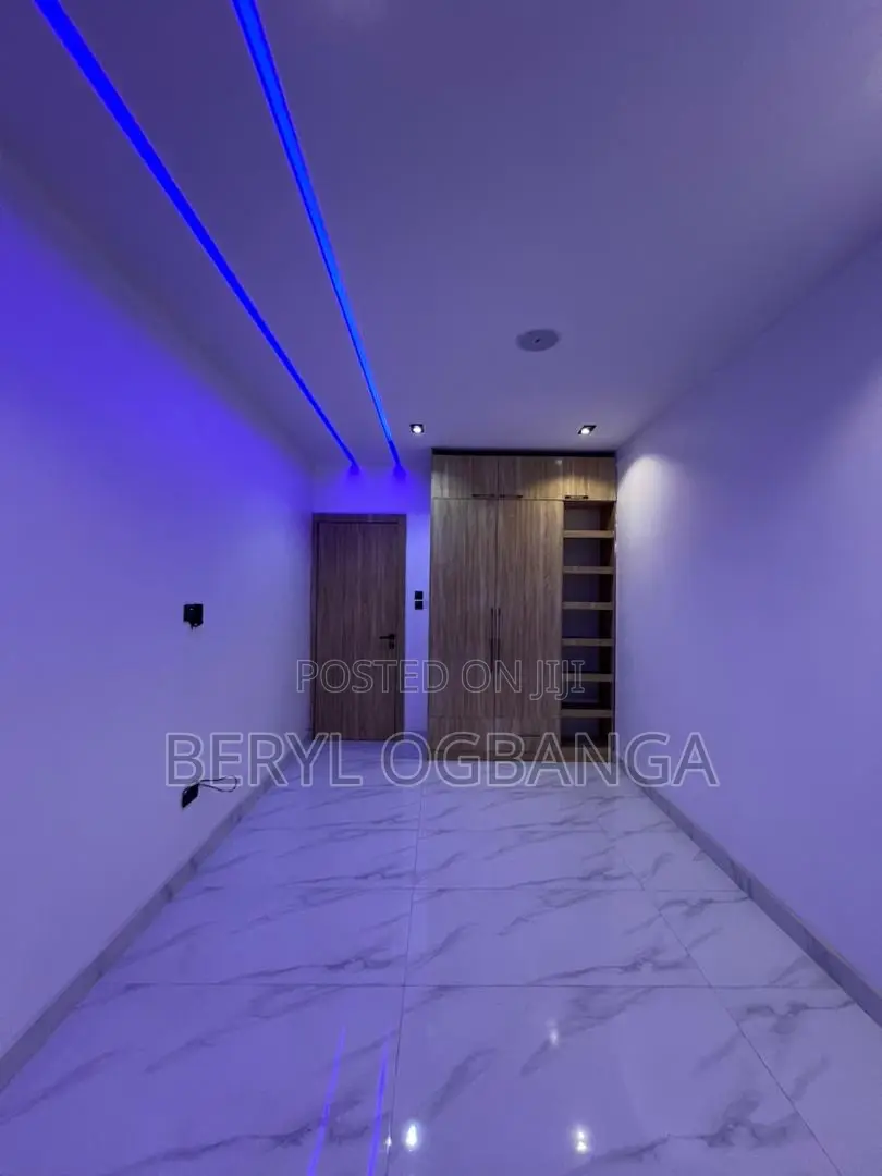 2bdrm Apartment in Lekki Phase 2 for sale