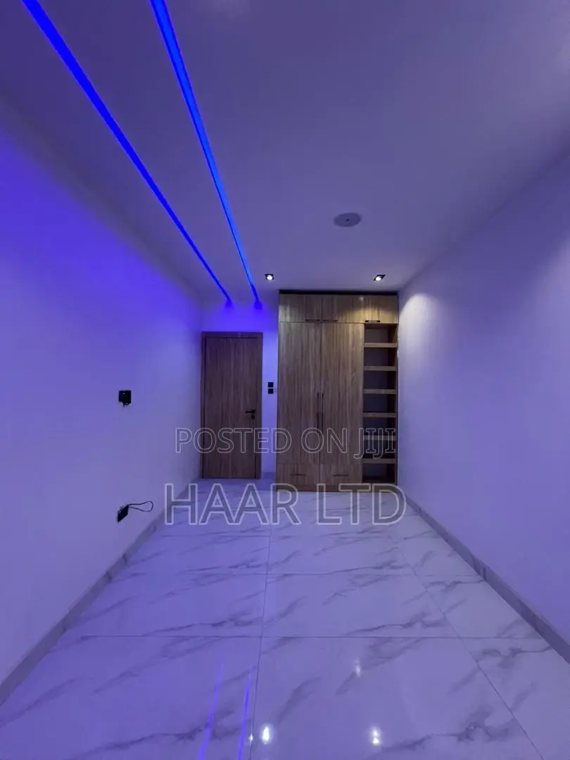 2bdrm Apartment in Lekki Phase 2 for sale