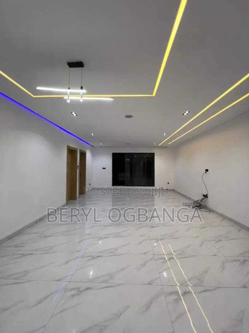 2bdrm Apartment in Lekki Phase 2 for sale
