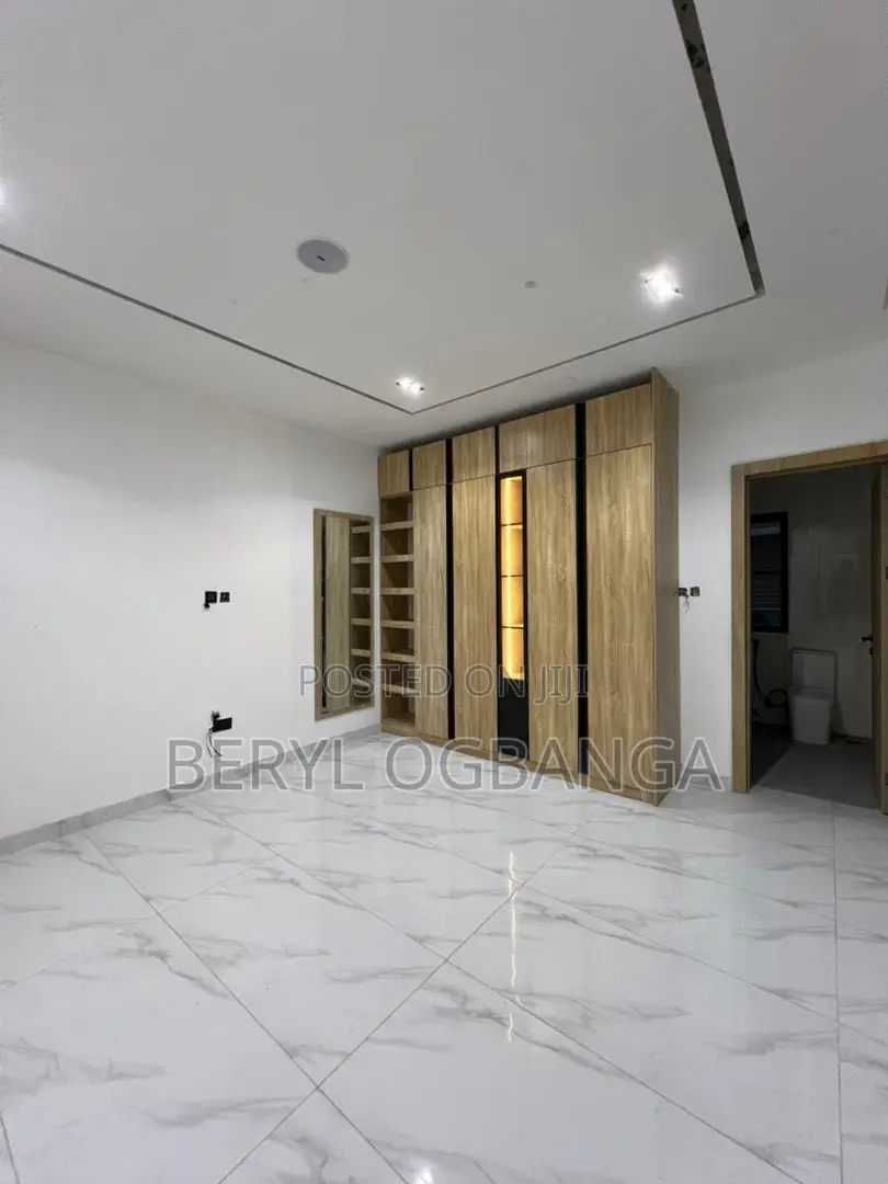 2bdrm Apartment in Lekki Phase 2 for sale