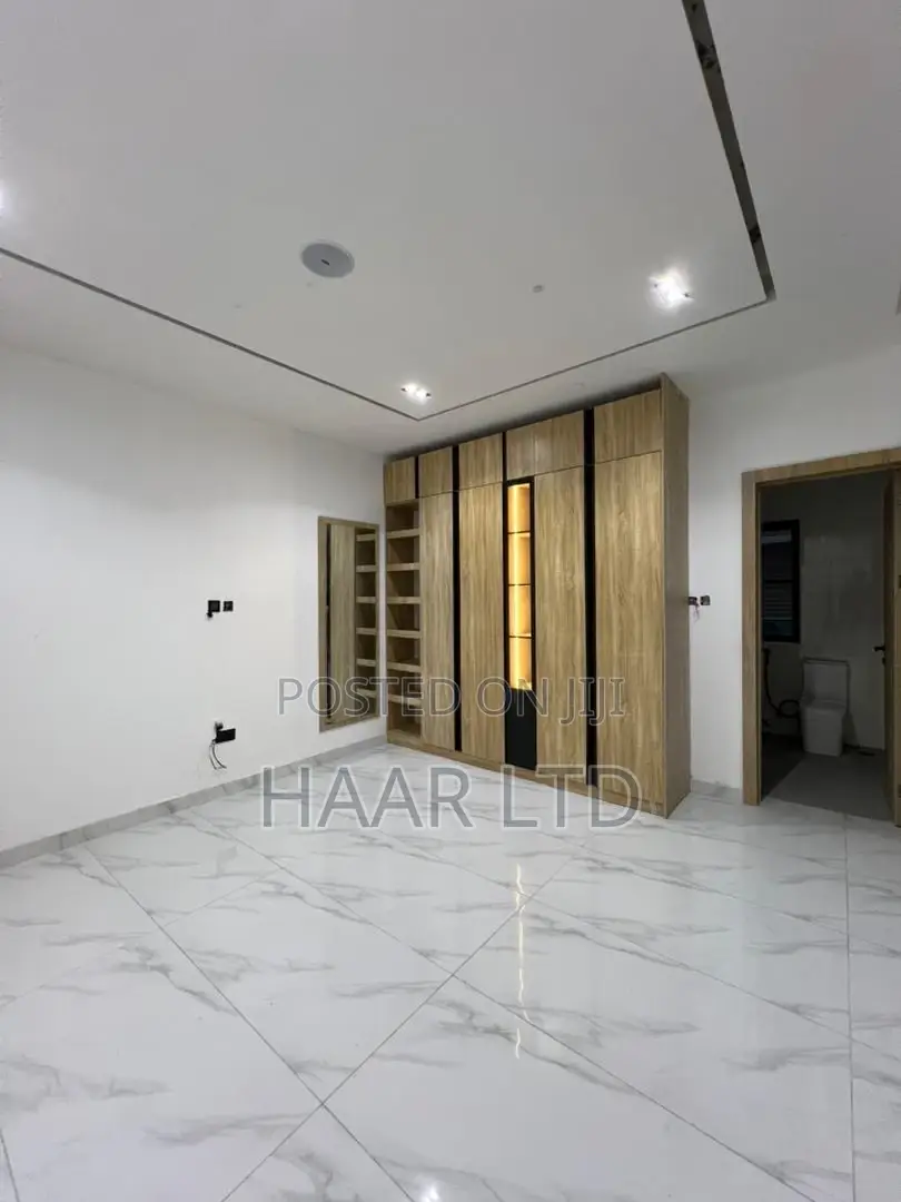 2bdrm Apartment in Lekki Phase 2 for sale