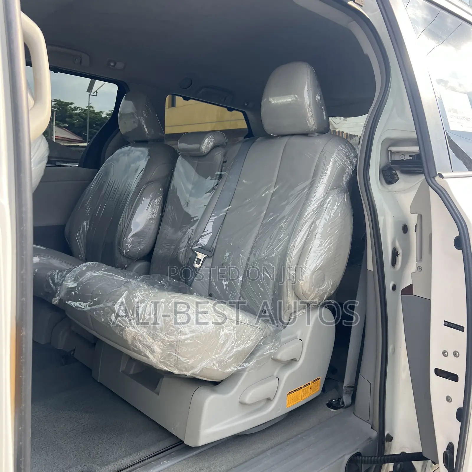 Toyota Sienna XLE 8 Passenger 2012 White