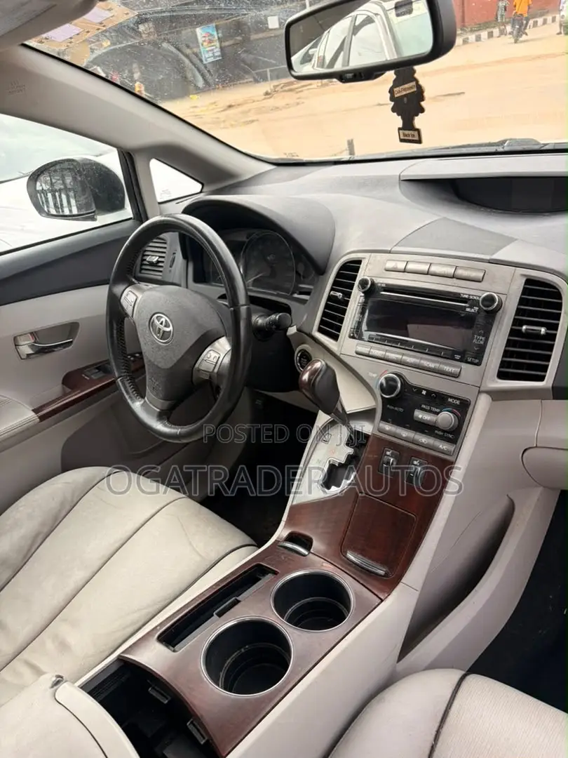 Toyota Venza XLE 2010 White