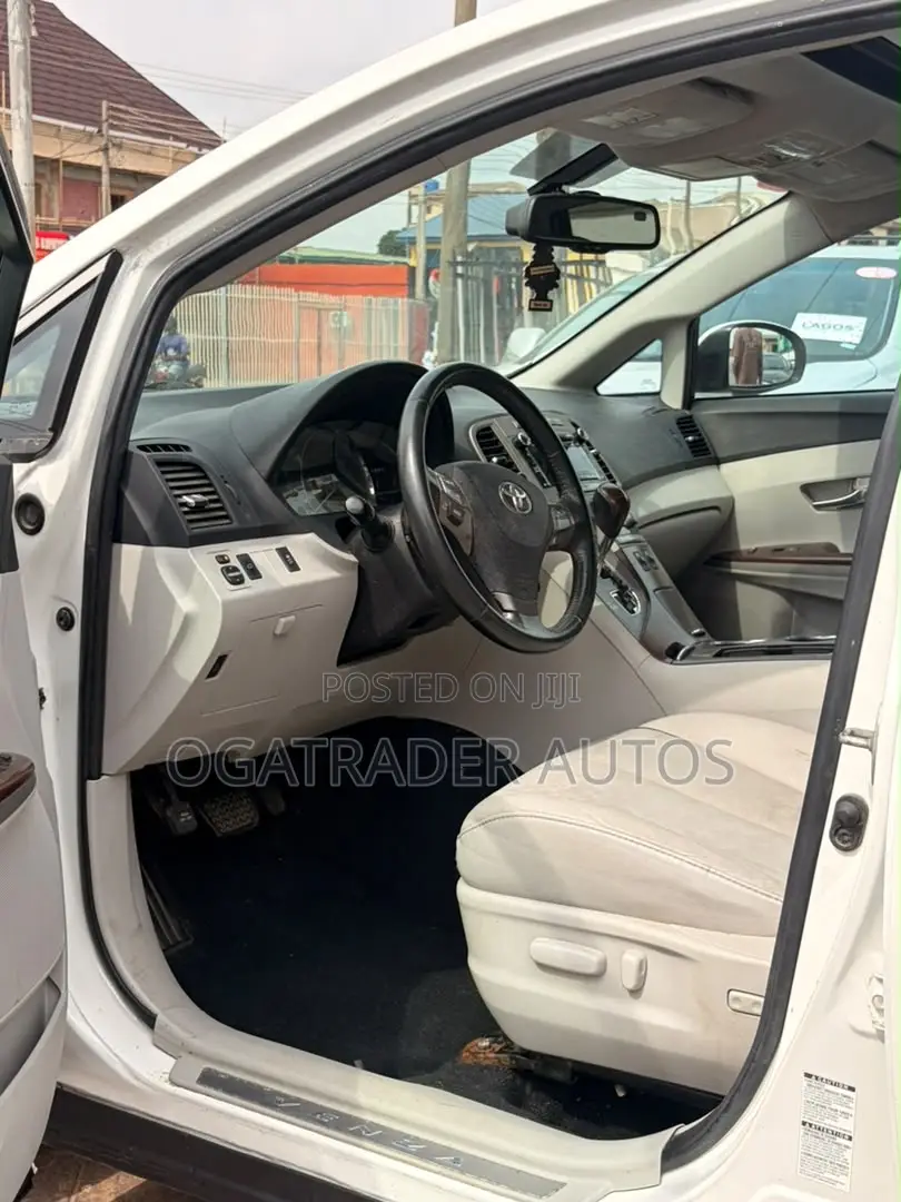 Toyota Venza XLE 2010 White