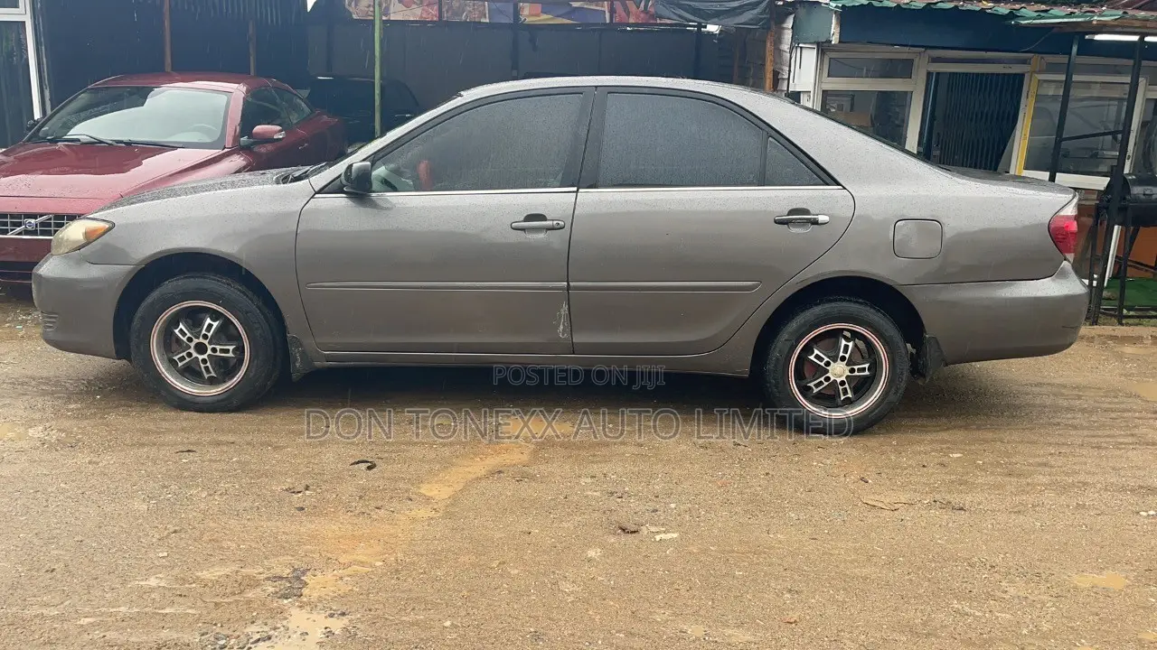 Toyota Camry LE 4dr Sedan (2.4L 4cyl 5A) 2005 Gray