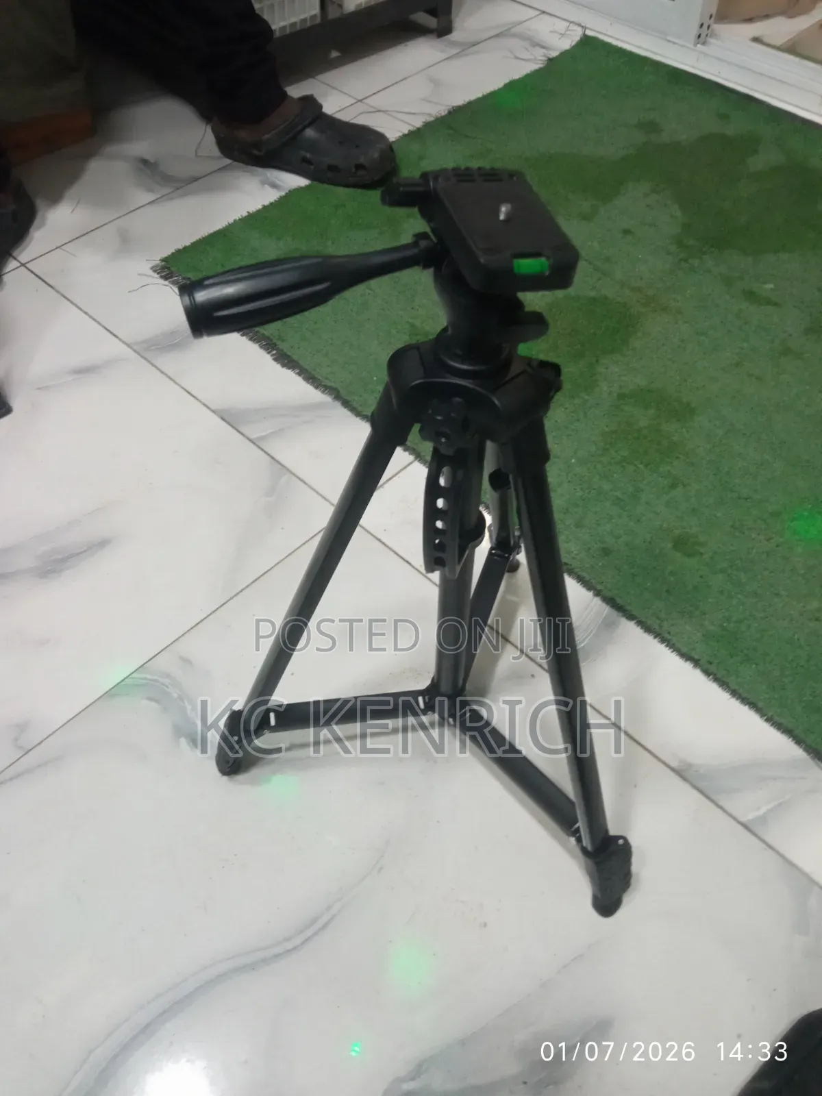 Adjustable Tripod With Bag for Photo and Video Shoot