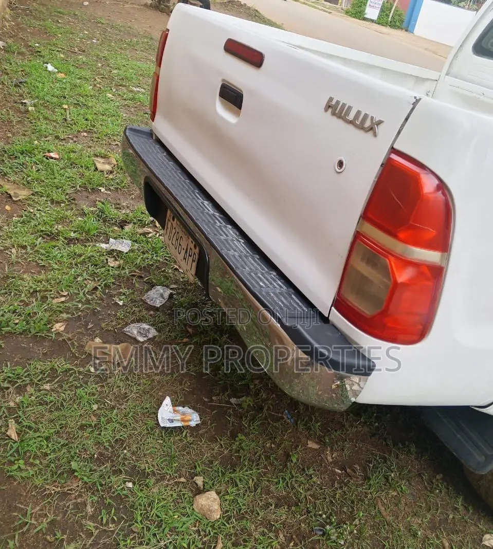 Toyota Hilux 2010 White