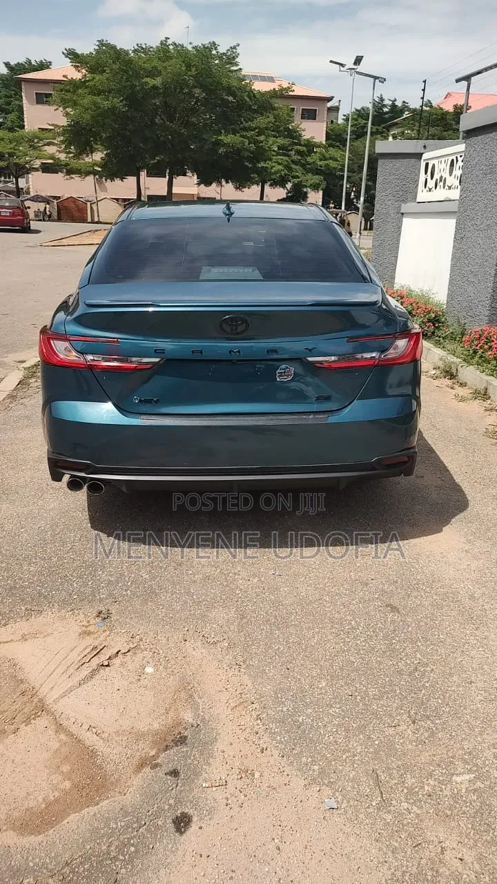 Toyota Camry SE 2025 Teal