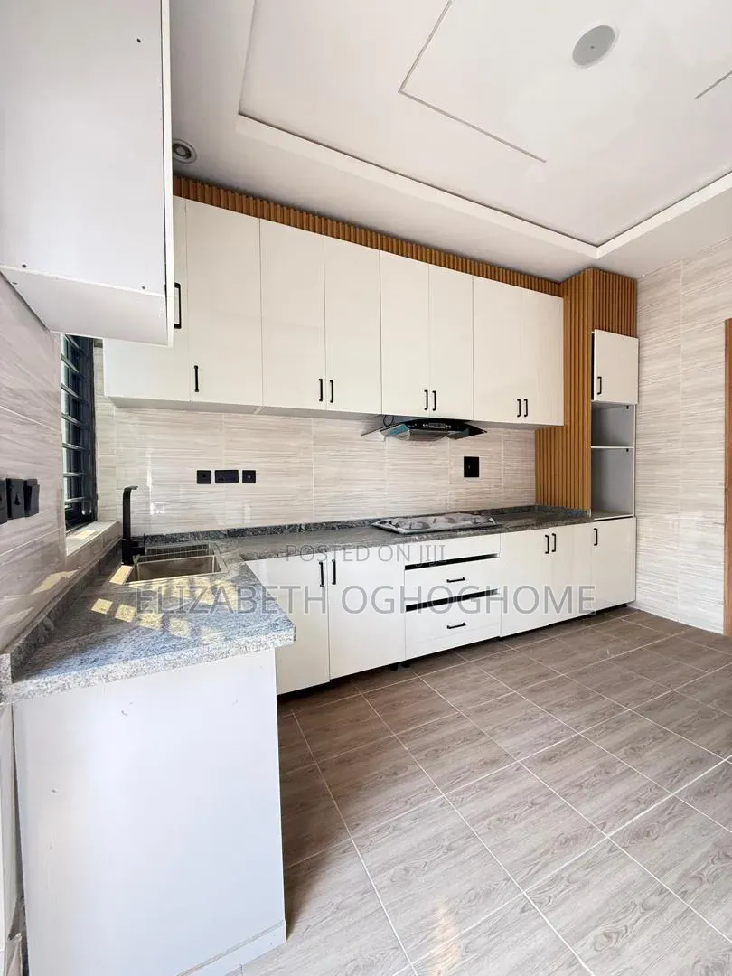 4bdrm Duplex in Ogombo for sale