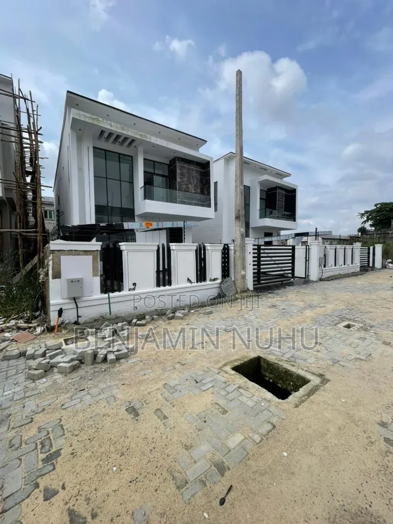 5bdrm Duplex in Chevron for sale