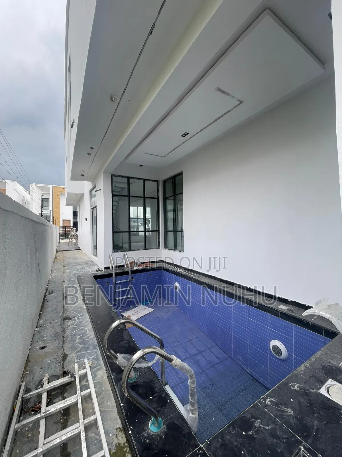 5bdrm Duplex in Chevron for sale