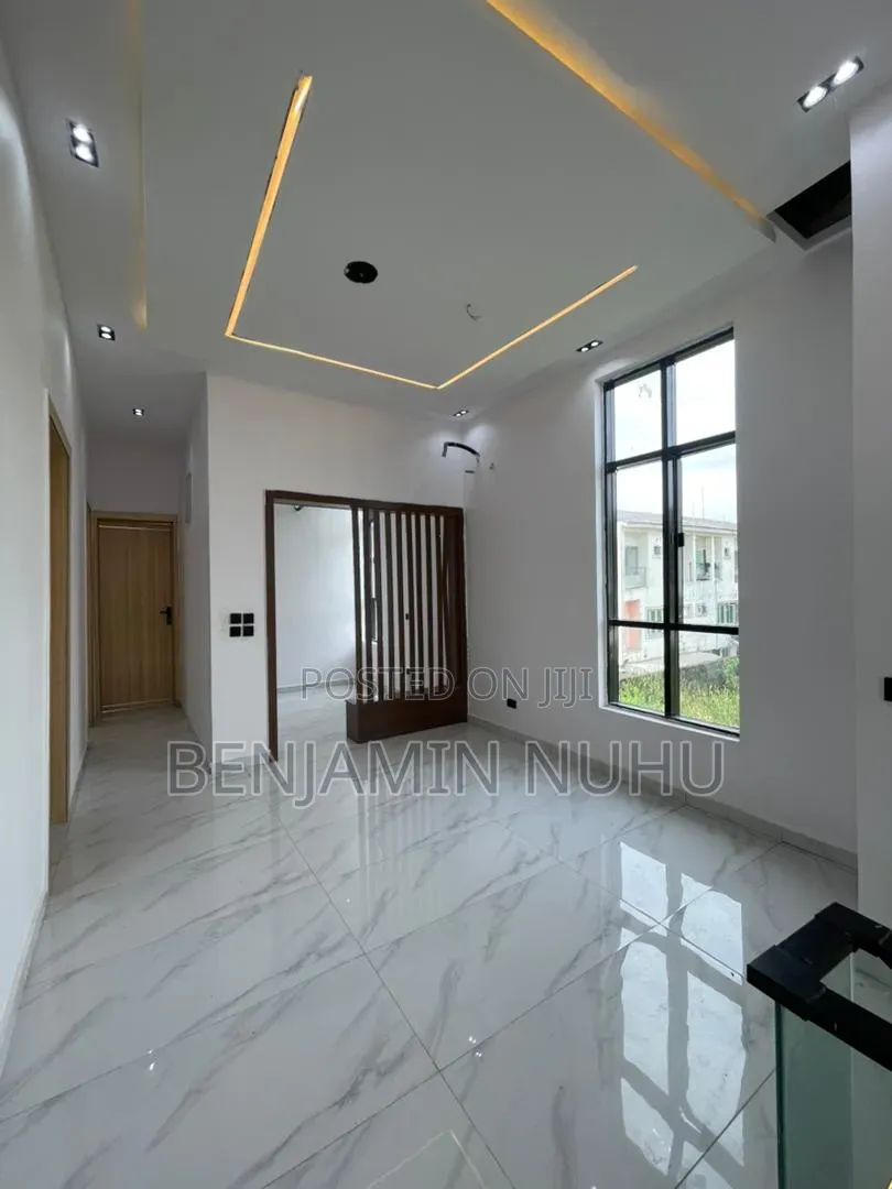 5bdrm Duplex in Chevron for sale