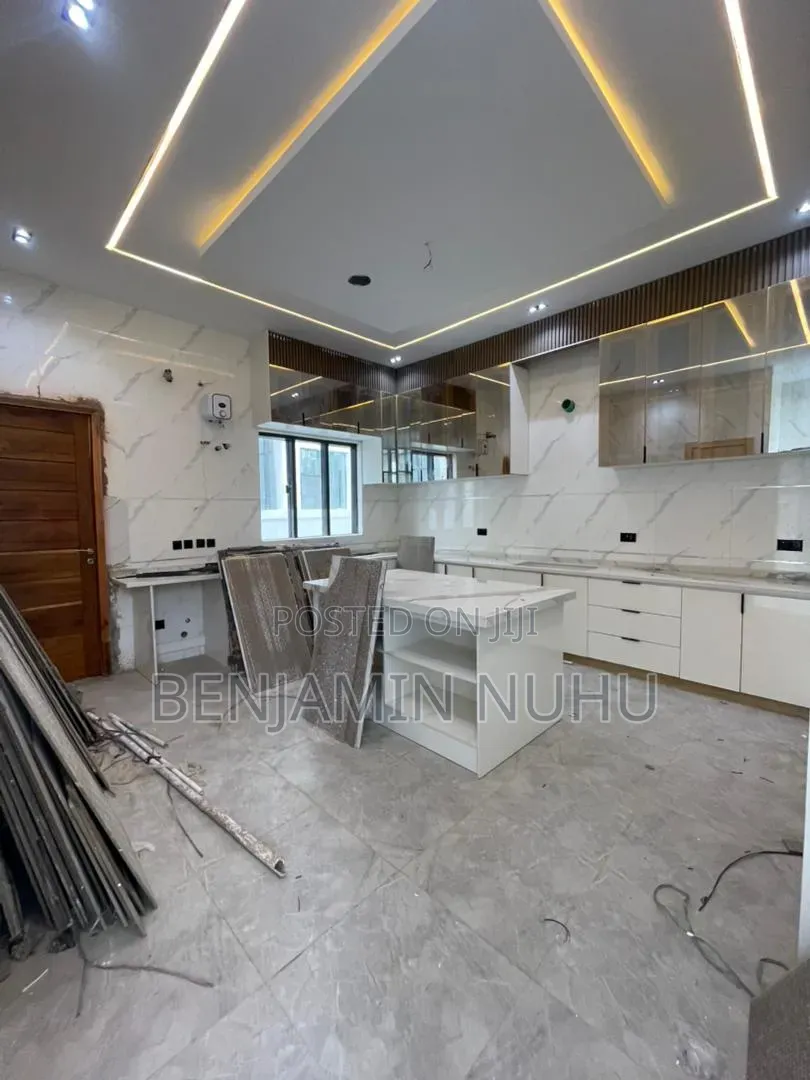 5bdrm Duplex in Chevron for sale