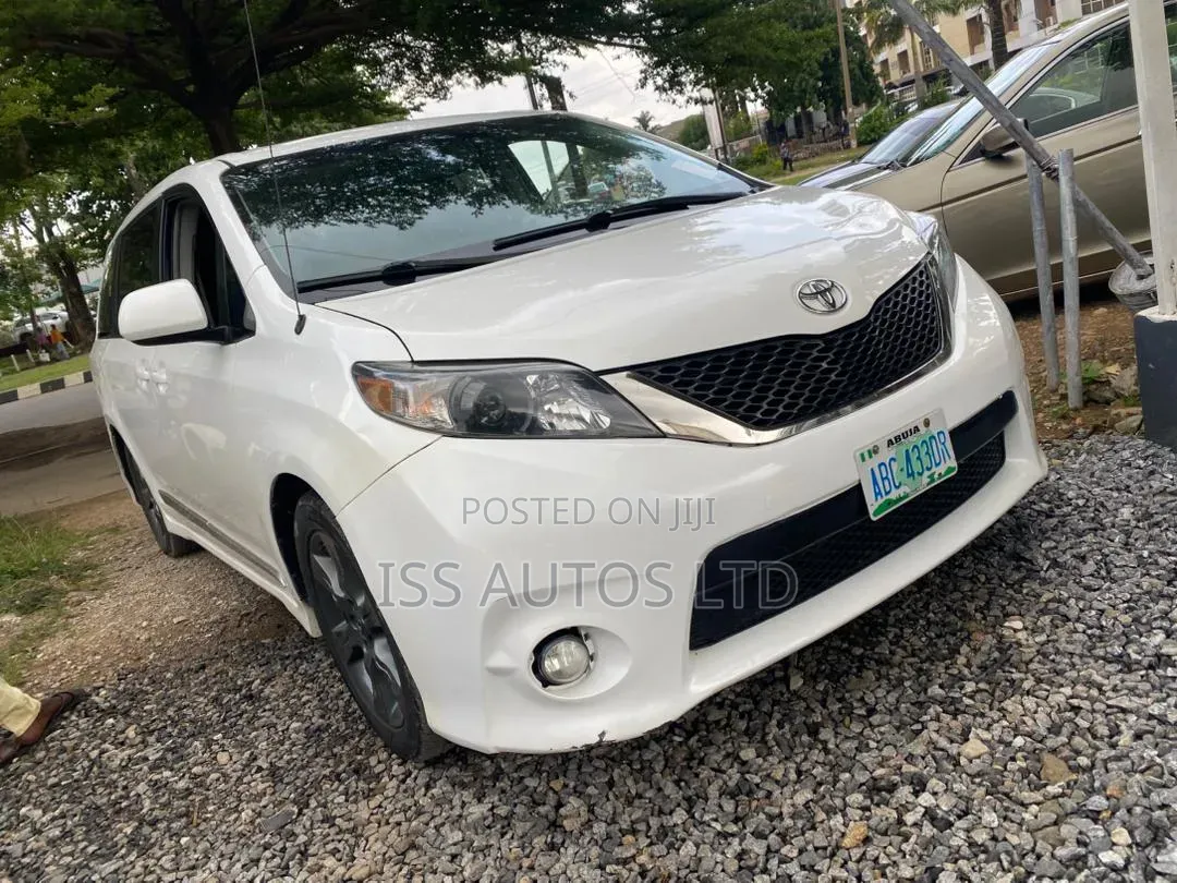 Toyota Sienna SE 8 Passenger 2012 White