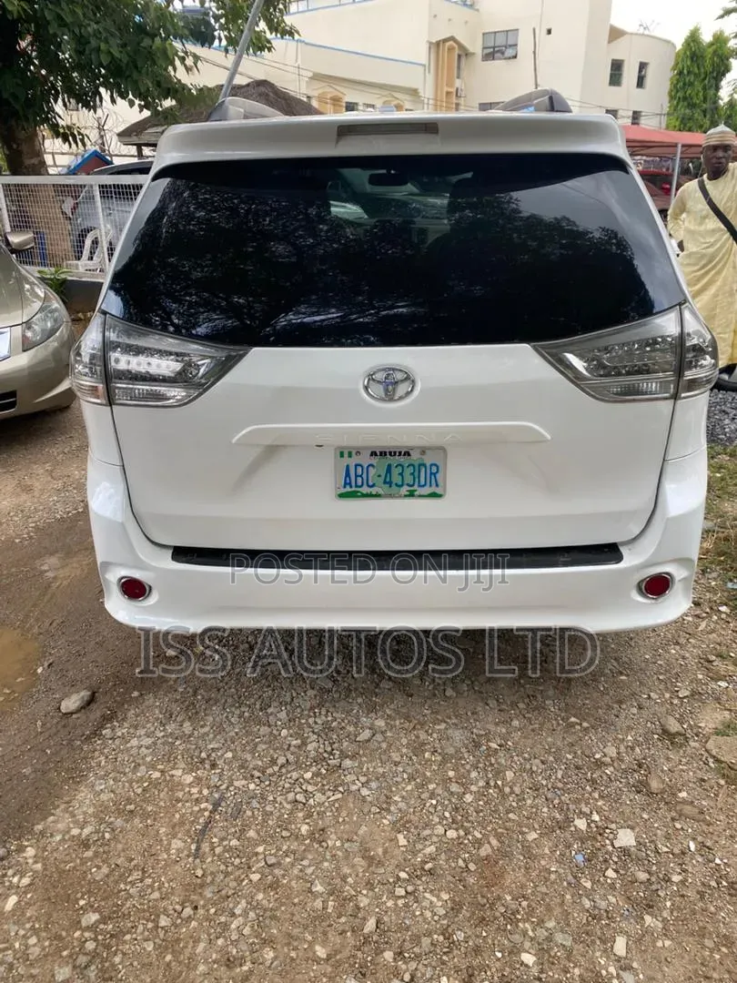 Toyota Sienna SE 8 Passenger 2012 White