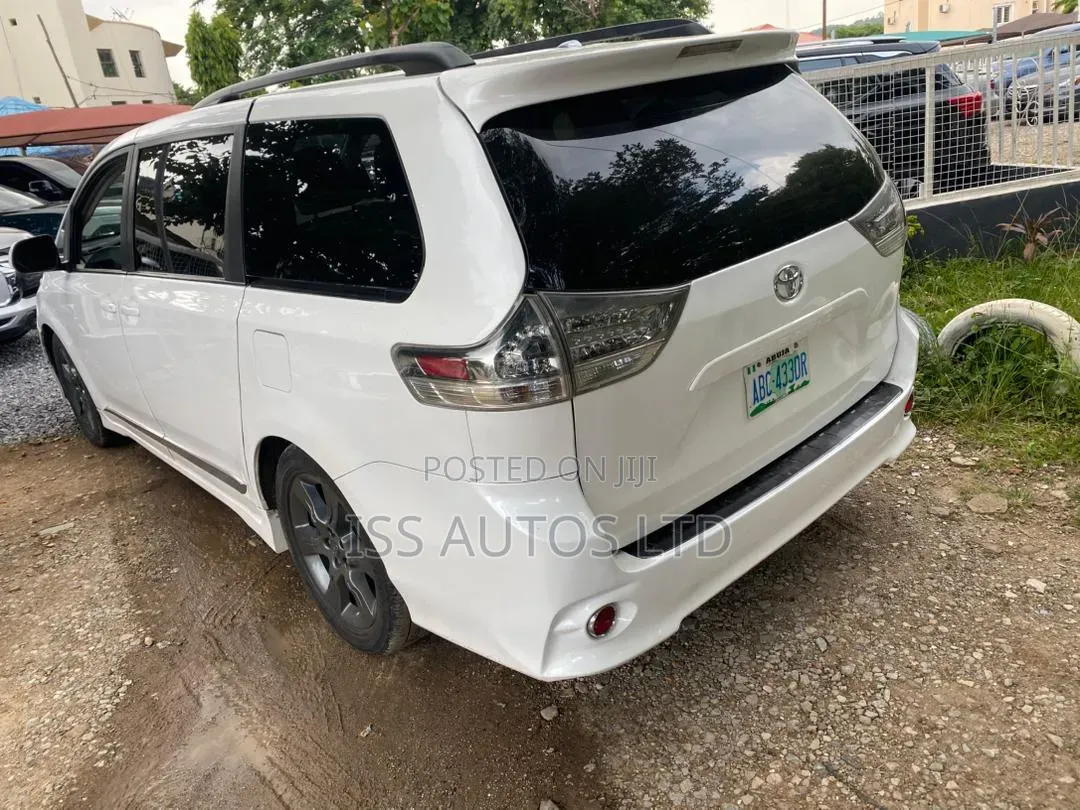 Toyota Sienna SE 8 Passenger 2012 White