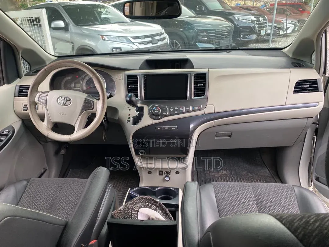 Toyota Sienna SE 8 Passenger 2012 White