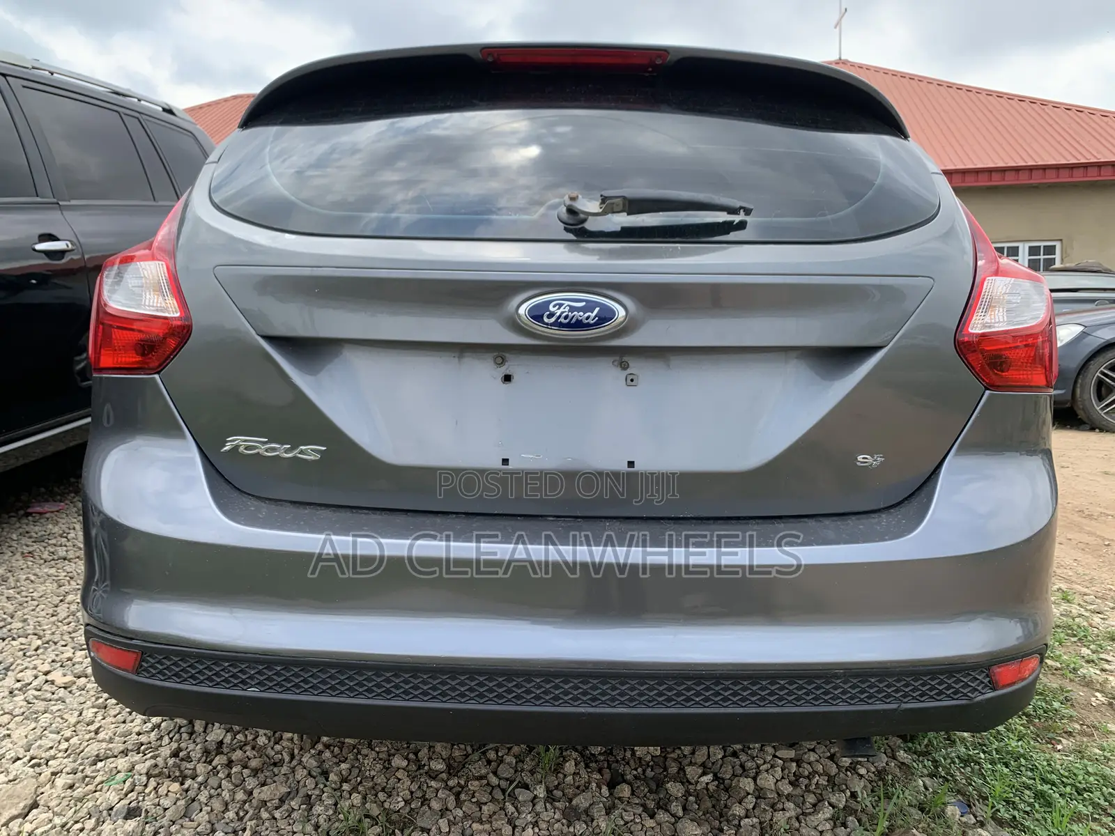 Ford Focus SE 4dr Hatchback (2.0L 4cyl 5M) 2014 Gray