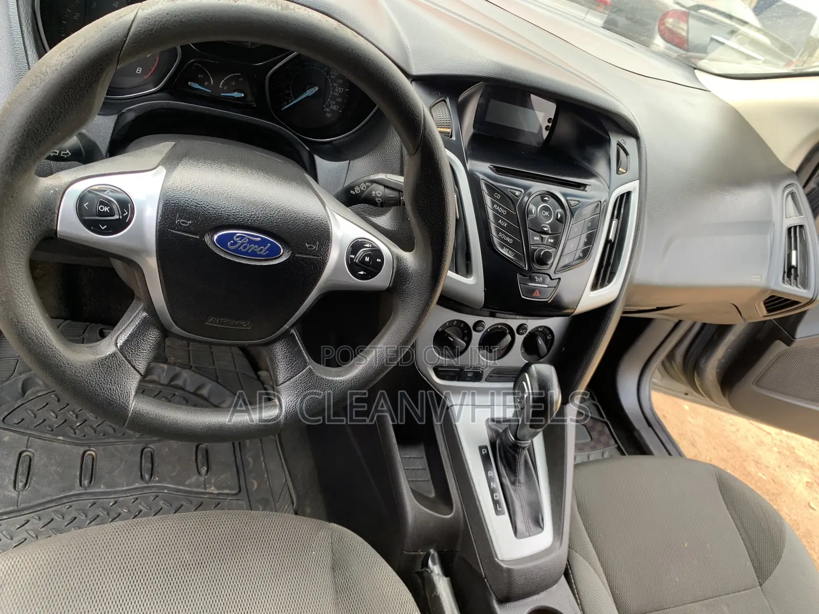 Ford Focus SE 4dr Hatchback (2.0L 4cyl 5M) 2014 Gray