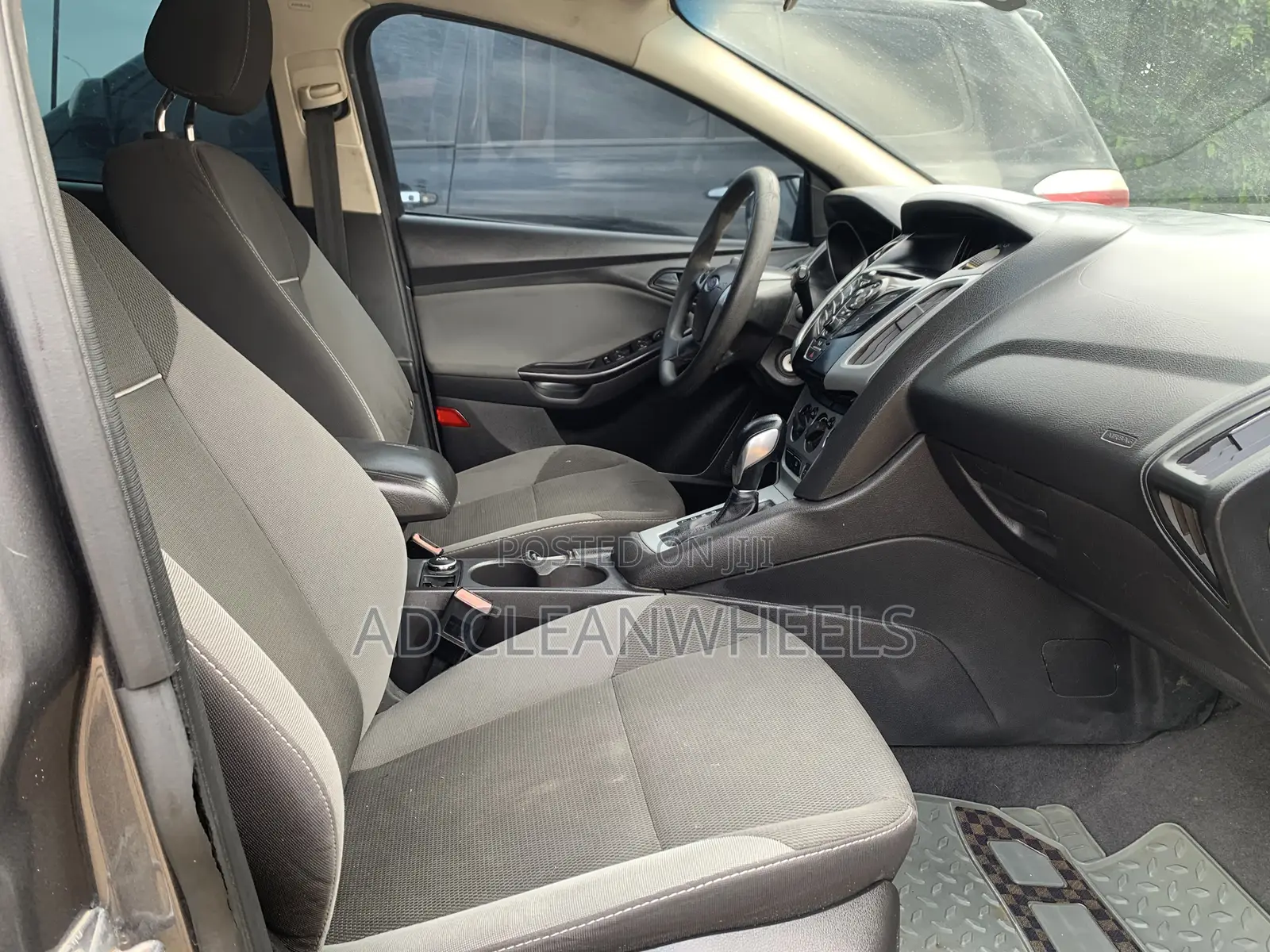 Ford Focus SE 4dr Hatchback (2.0L 4cyl 5M) 2014 Gray