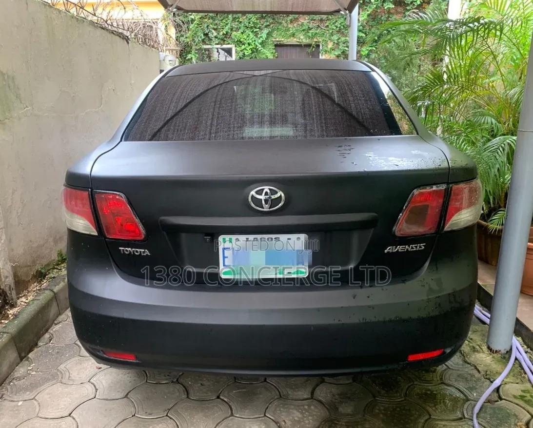 Toyota Avensis 2012 Matt Black