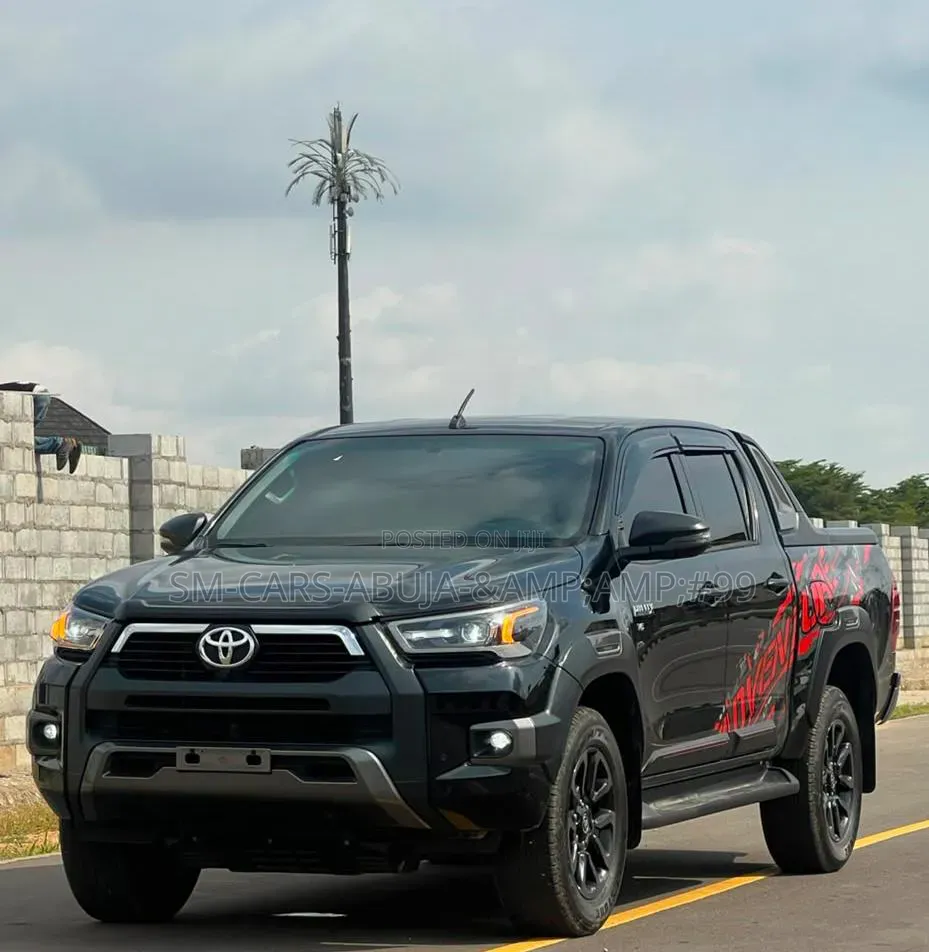 New Toyota Hilux 2025 Black