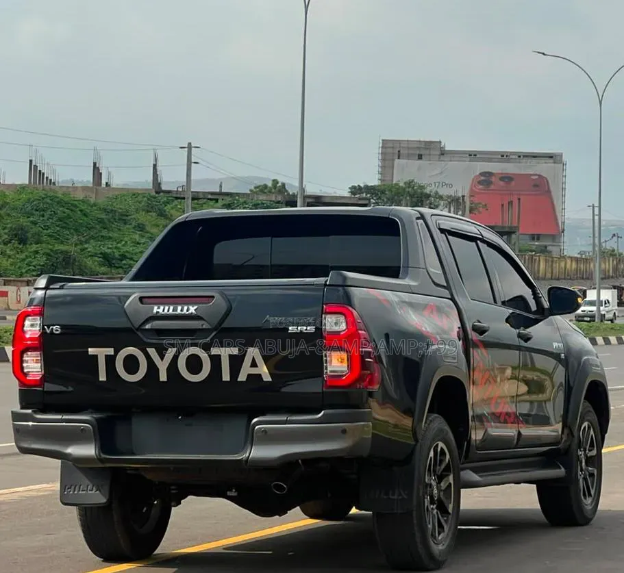 New Toyota Hilux 2025 Black
