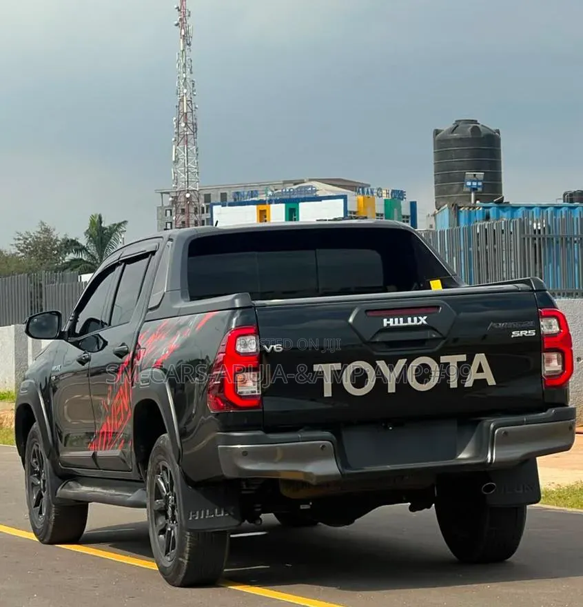 New Toyota Hilux 2025 Black
