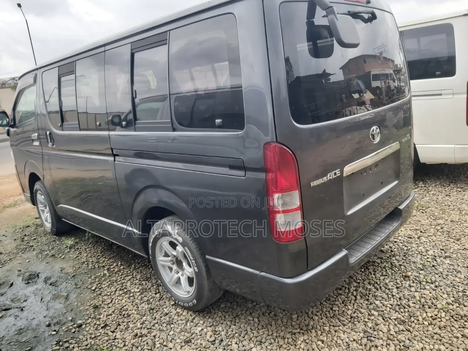 Toyota HiAce 2014 Black