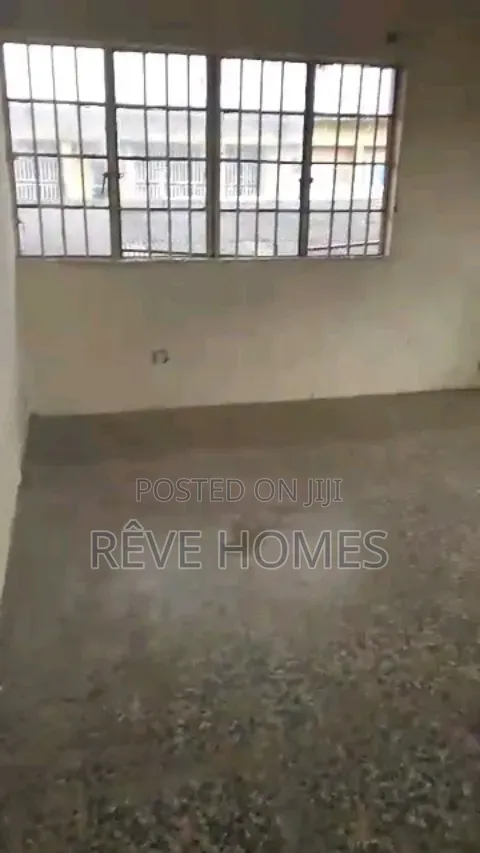 3bdrm Block of Flats in Soluyi for rent