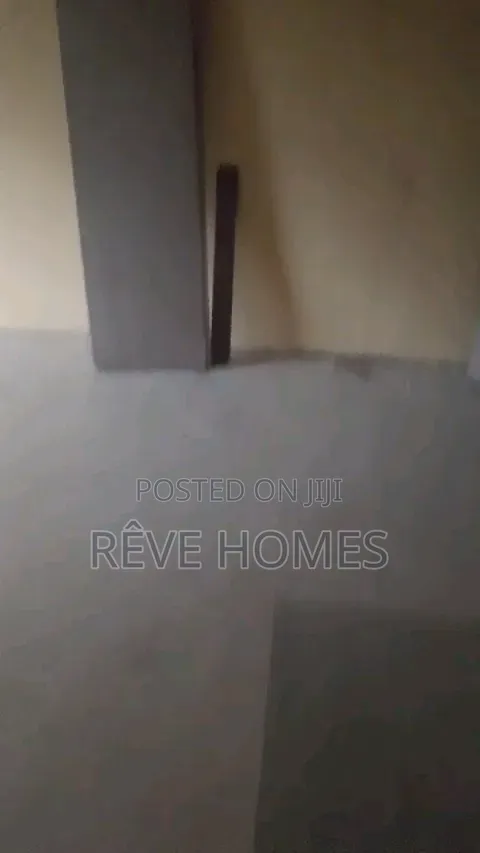 3bdrm Block of Flats in Soluyi for rent