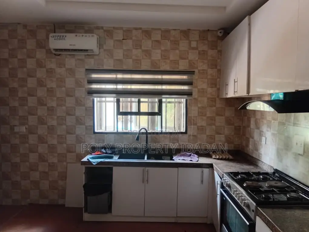 Furnished 3bdrm Apartment in Opp Club, Eleyele for rent