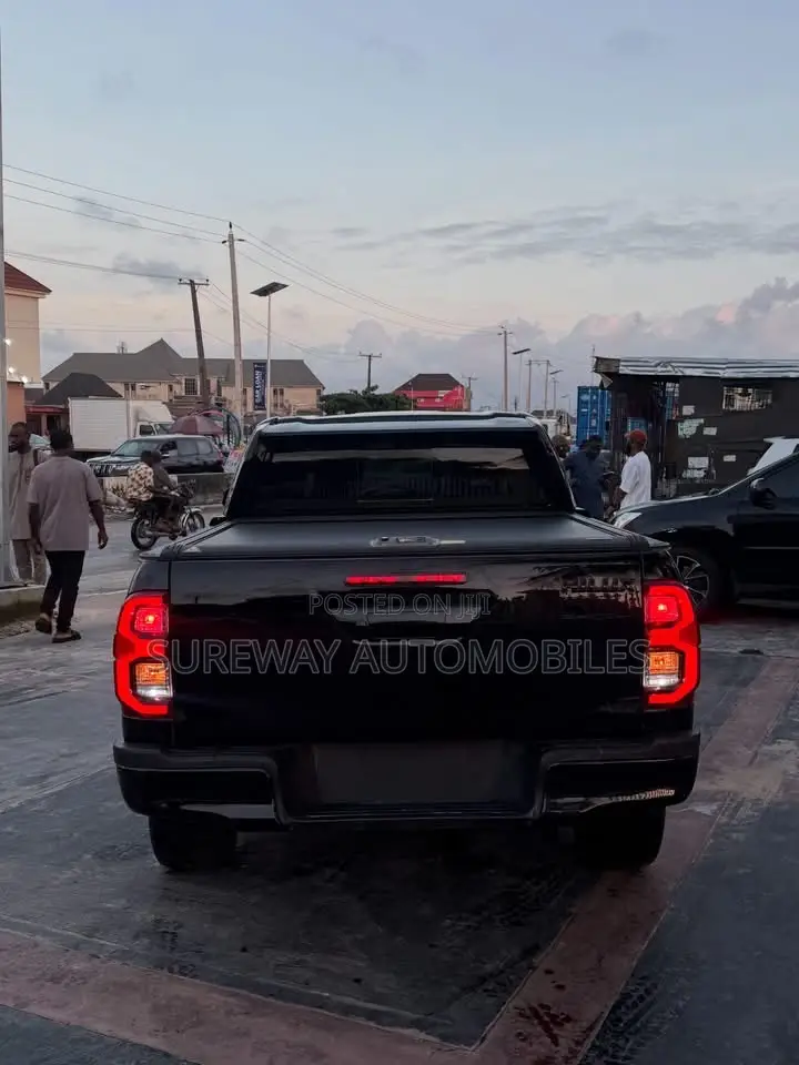 Toyota Hilux 2021 Black