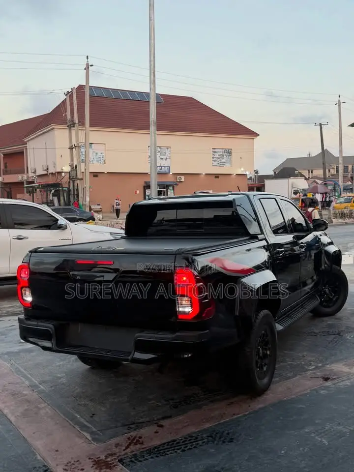 Toyota Hilux 2021 Black