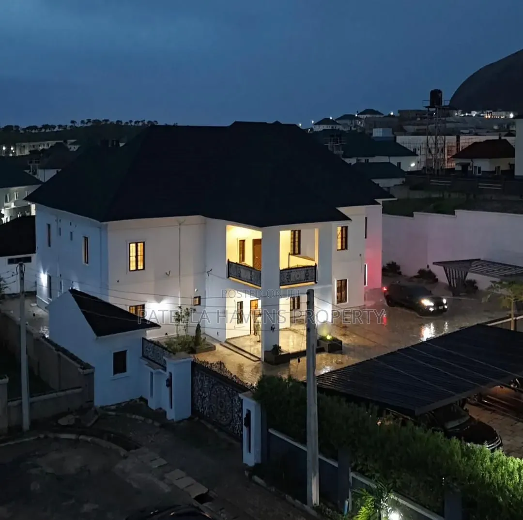 7bdrm Mansion in Admiralty Estate, Asokoro for sale