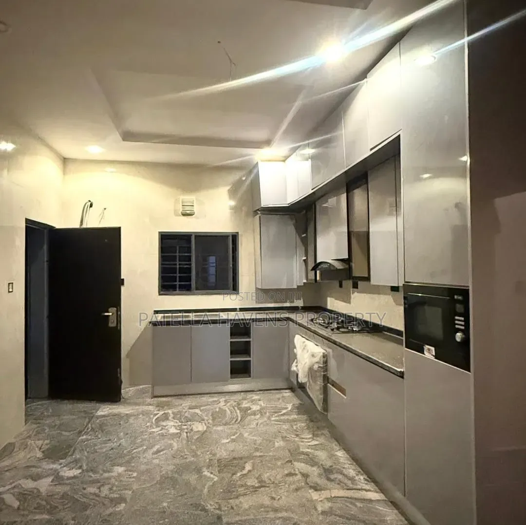 7bdrm Mansion in Admiralty Estate, Asokoro for sale